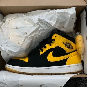AIR JORDAN 1 RETRO MID 'NEW LOVE' 100% Authentic